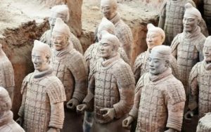 Read more about the article Un împărat chinez a încercat să învingă moartea însăși cu o armată de 7.000 de soldați de lut, pentru a-și servi visul puterii eterne